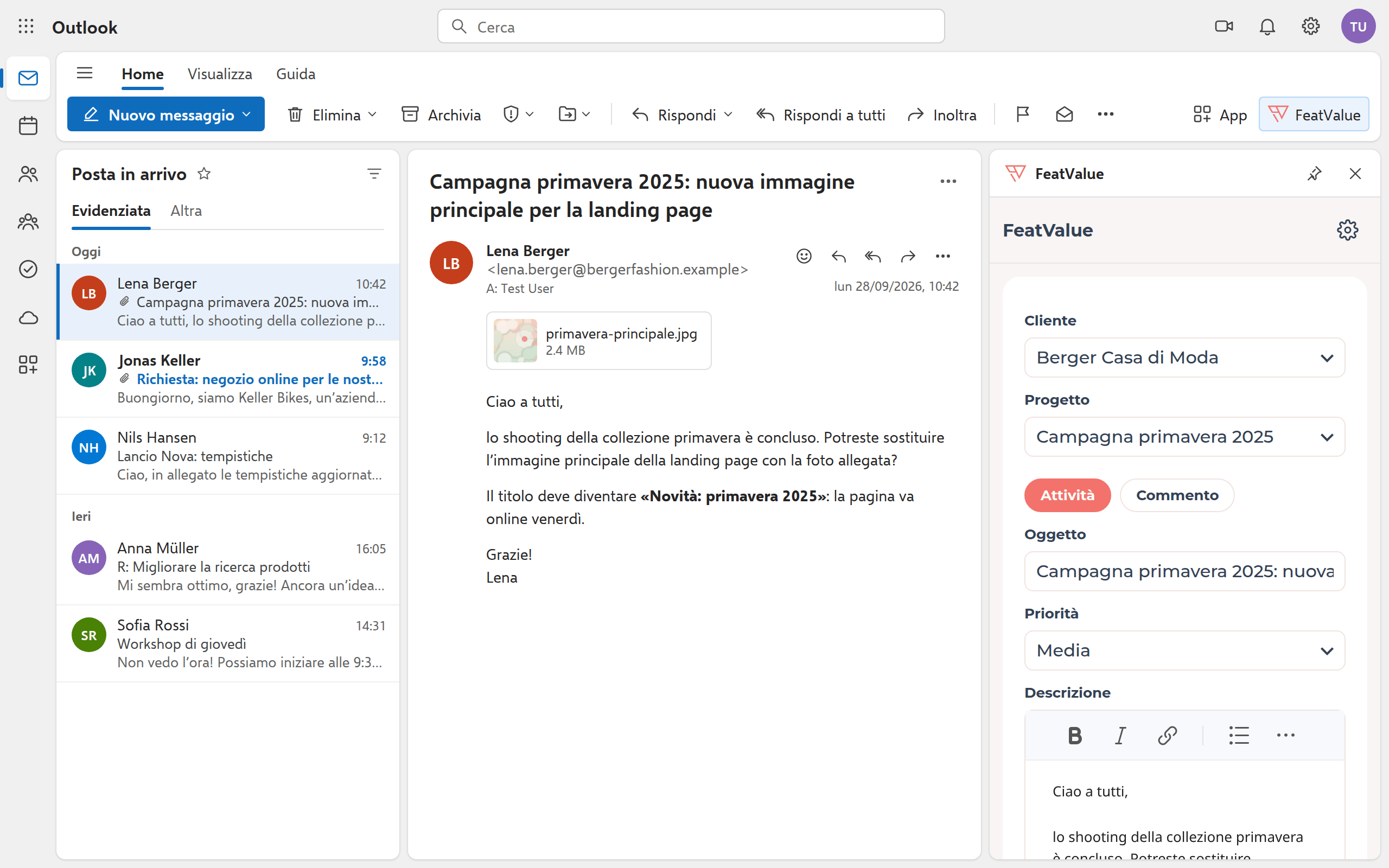 Riquadro FeatValue accanto a un’e-mail aperta in Outlook con cliente, progetto, oggetto e descrizione