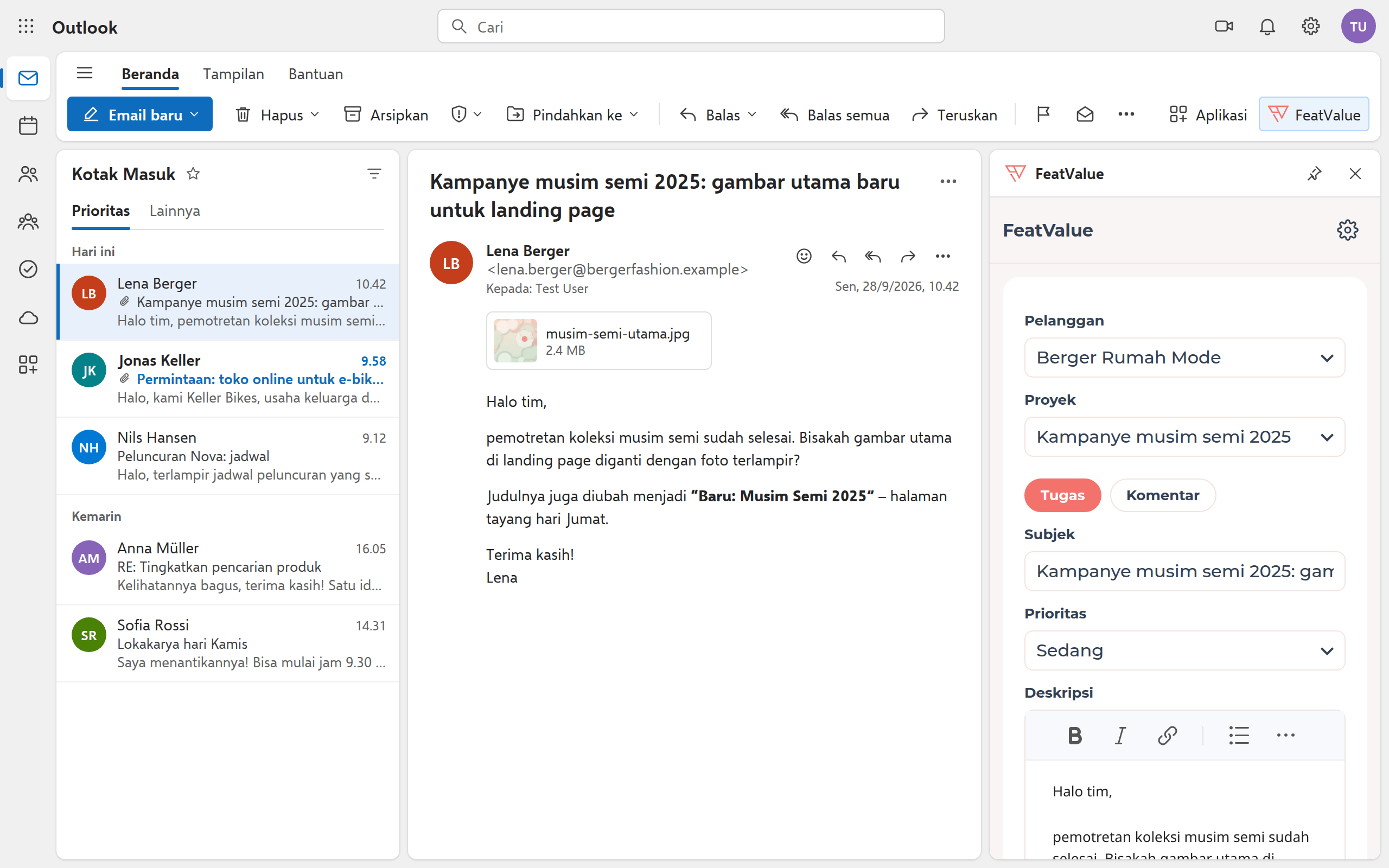 Panel FeatValue di samping email yang terbuka di Outlook dengan pelanggan, proyek, subjek, dan deskripsi