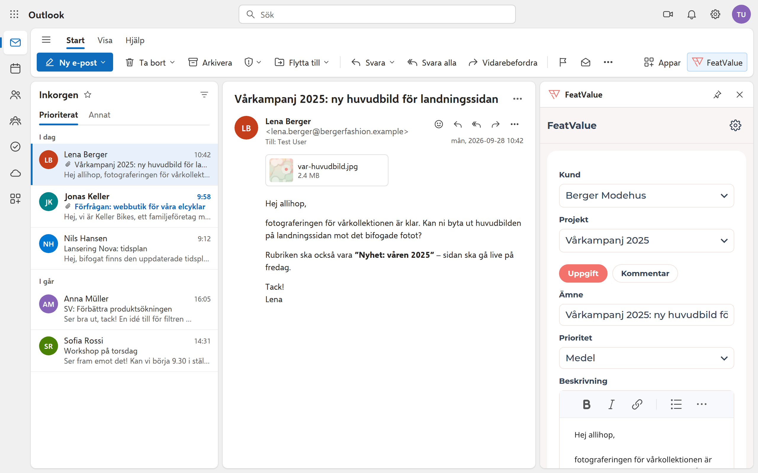 FeatValue-fönstret bredvid ett öppnat mejl i Outlook med kund, projekt, ämne och beskrivning