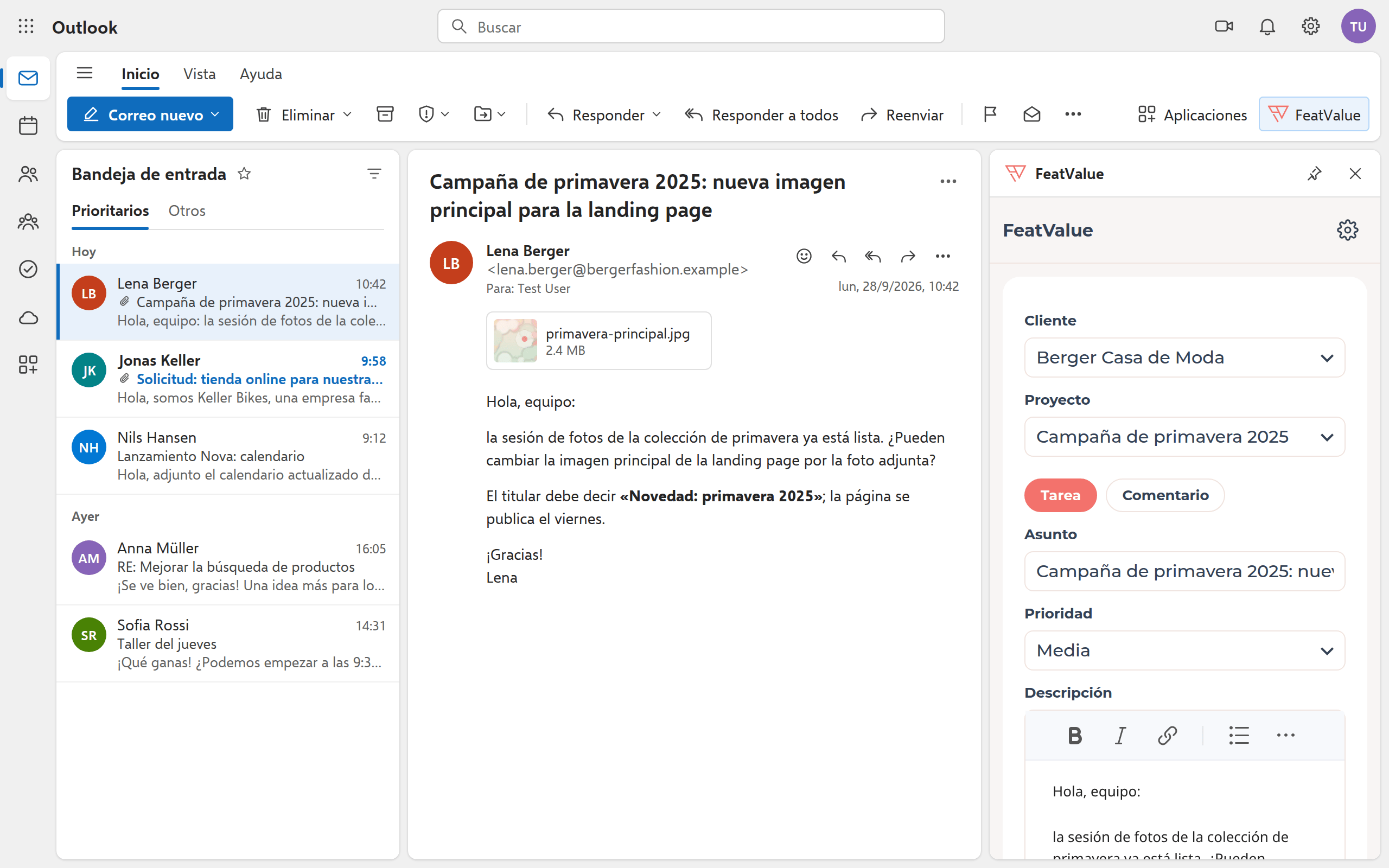 Panel de FeatValue junto a un correo abierto en Outlook con cliente, proyecto, asunto y descripción